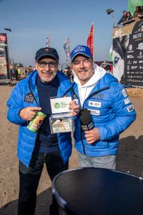 abb Wolfgang Stumph mit Spendenbox und Till Demtroeder Teilnehmer am Strand bei 10.Jahre Baltic Lights 2026 Promi Charity Schlittenhunderennen zu Gunsten der Welthungerhilfe an der Ostsee zwischen der Seebruecke Ahlbeck und der Seebruecke Heringsdorf ,Samstag 07.03.2026 in Heringsdorf MV Deutschland