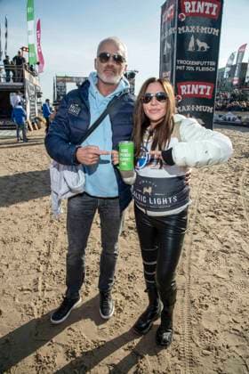 abb Rene Marchand und Simone Thomalla mit Spendendose Teilnehmerin Freund am Strand bei 10.Jahre Baltic Lights 2026 Promi Charity Schlittenhunderennen zu Gunsten der Welthungerhilfe an der Ostsee zwischen der Seebruecke Ahlbeck und der Seebruecke Heringsdorf ,Samstag 07.03.2026 in Heringsdorf MV Deutschland
