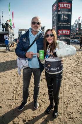 abb Rene Marchand und Simone Thomalla mit Spendendose Teilnehmerin Freund am Strand bei 10.Jahre Baltic Lights 2026 Promi Charity Schlittenhunderennen zu Gunsten der Welthungerhilfe an der Ostsee zwischen der Seebruecke Ahlbeck und der Seebruecke Heringsdorf ,Samstag 07.03.2026 in Heringsdorf MV Deutschland