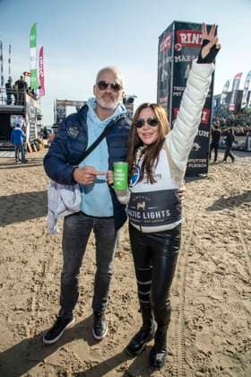 abb Rene Marchand und Simone Thomalla mit Spendendose Teilnehmerin Freund am Strand bei 10.Jahre Baltic Lights 2026 Promi Charity Schlittenhunderennen zu Gunsten der Welthungerhilfe an der Ostsee zwischen der Seebruecke Ahlbeck und der Seebruecke Heringsdorf ,Samstag 07.03.2026 in Heringsdorf MV Deutschland