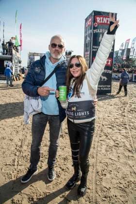 abb Rene Marchand und Simone Thomalla mit Spendendose Teilnehmerin Freund am Strand bei 10.Jahre Baltic Lights 2026 Promi Charity Schlittenhunderennen zu Gunsten der Welthungerhilfe an der Ostsee zwischen der Seebruecke Ahlbeck und der Seebruecke Heringsdorf ,Samstag 07.03.2026 in Heringsdorf MV Deutschland
