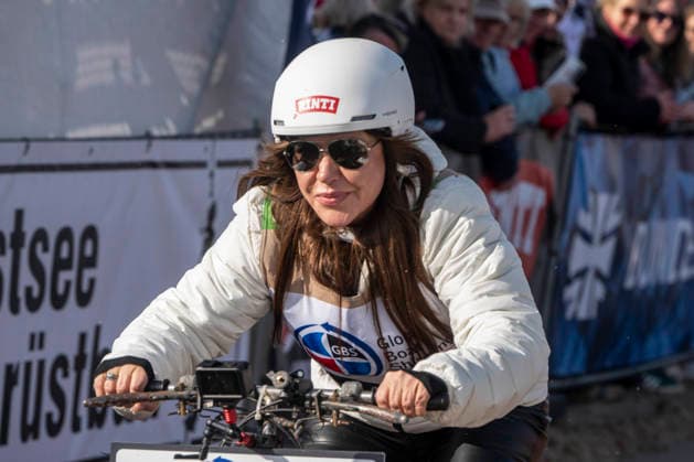 abb Simone Thomalla Teilnehmerin mit Hunden am Strand bei 10.Jahre Baltic Lights 2026 Promi Charity Schlittenhunderennen zu Gunsten der Welthungerhilfe an der Ostsee zwischen der Seebruecke Ahlbeck und der Seebruecke Heringsdorf ,Samstag 07.03.2026 in Heringsdorf MV Deutschland