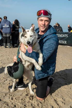 abb Matthias Schloo Teilnehmer mit Hund am Strand bei 10.Jahre Baltic Lights 2026 Promi Charity Schlittenhunderennen zu Gunsten der Welthungerhilfe an der Ostsee zwischen der Seebruecke Ahlbeck und der Seebruecke Heringsdorf ,Samstag 07.03.2026 in Heringsdorf MV Deutschland
