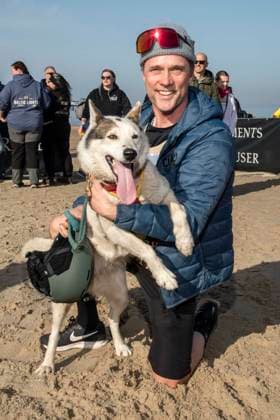abb Matthias Schloo Teilnehmer mit Hund am Strand bei 10.Jahre Baltic Lights 2026 Promi Charity Schlittenhunderennen zu Gunsten der Welthungerhilfe an der Ostsee zwischen der Seebruecke Ahlbeck und der Seebruecke Heringsdorf ,Samstag 07.03.2026 in Heringsdorf MV Deutschland