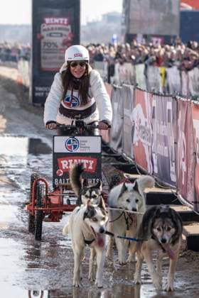 abb Simone Thomalla Teilnehmerin mit Hunden am Strand bei 10.Jahre Baltic Lights 2026 Promi Charity Schlittenhunderennen zu Gunsten der Welthungerhilfe an der Ostsee zwischen der Seebruecke Ahlbeck und der Seebruecke Heringsdorf ,Samstag 07.03.2026 in Heringsdorf MV Deutschland
