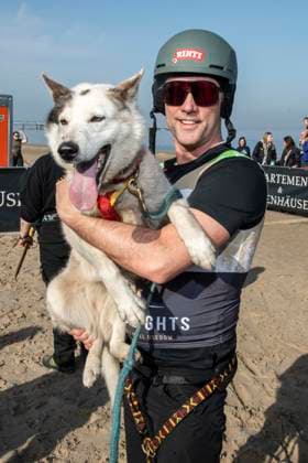 abb Matthias Schloo Teilnehmer mit Hund am Strand bei 10.Jahre Baltic Lights 2026 Promi Charity Schlittenhunderennen zu Gunsten der Welthungerhilfe an der Ostsee zwischen der Seebruecke Ahlbeck und der Seebruecke Heringsdorf ,Samstag 07.03.2026 in Heringsdorf MV Deutschland