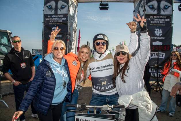 abb Gesine Lippert, Nina Ensmann, Wolfgang Lippert und Simone Thomalla Teilnehmer am Strand bei 10.Jahre Baltic Lights 2026 Promi Charity Schlittenhunderennen zu Gunsten der Welthungerhilfe an der Ostsee zwischen der Seebruecke Ahlbeck und der Seebruecke Heringsdorf ,Samstag 07.03.2026 in Heringsdorf MV Deutschland