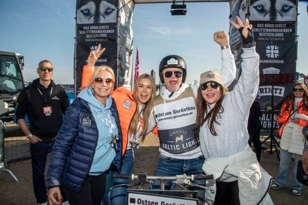 abb Gesine Lippert, Nina Ensmann, Wolfgang Lippert und Simone Thomalla Teilnehmer am Strand bei 10.Jahre Baltic Lights 2026 Promi Charity Schlittenhunderennen zu Gunsten der Welthungerhilfe an der Ostsee zwischen der Seebruecke Ahlbeck und der Seebruecke Heringsdorf ,Samstag 07.03.2026 in Heringsdorf MV Deutschland