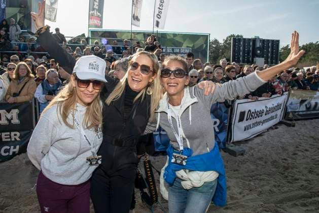 abb Tanja Lanaeus, Janine Kunze und Katja Woywood Teilnehmerinnen am Strand bei 10.Jahre Baltic Lights 2026 Promi Charity Schlittenhunderennen zu Gunsten der Welthungerhilfe an der Ostsee zwischen der Seebruecke Ahlbeck und der Seebruecke Heringsdorf ,Samstag 07.03.2026 in Heringsdorf MV Deutschland