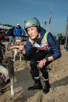 abb Seraphina Kalze Teilnehmerin mit Hund am Strand bei 10.Jahre Baltic Lights 2026 Promi Charity Schlittenhunderennen zu Gunsten der Welthungerhilfe an der Ostsee zwischen der Seebruecke Ahlbeck und der Seebruecke Heringsdorf ,Samstag 07.03.2026 in Heringsdorf MV Deutschland