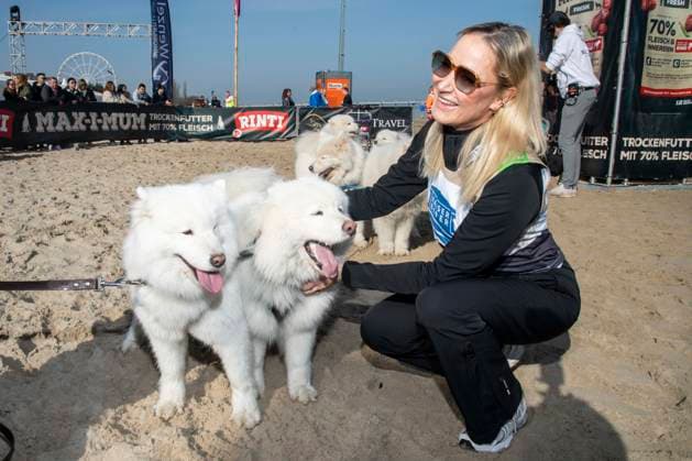 abb Janine Kunze Teilnehmerin mit Hund am Strand bei 10.Jahre Baltic Lights 2026 Promi Charity Schlittenhunderennen zu Gunsten der Welthungerhilfe an der Ostsee zwischen der Seebruecke Ahlbeck und der Seebruecke Heringsdorf ,Samstag 07.03.2026 in Heringsdorf MV Deutschland