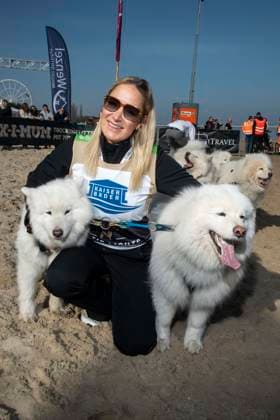 abb Janine Kunze Teilnehmerin mit Hund am Strand bei 10.Jahre Baltic Lights 2026 Promi Charity Schlittenhunderennen zu Gunsten der Welthungerhilfe an der Ostsee zwischen der Seebruecke Ahlbeck und der Seebruecke Heringsdorf ,Samstag 07.03.2026 in Heringsdorf MV Deutschland