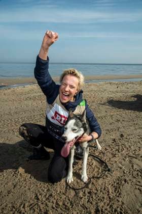 abb Seraphina Kalze Teilnehmerin mit Hund am Strand bei 10.Jahre Baltic Lights 2026 Promi Charity Schlittenhunderennen zu Gunsten der Welthungerhilfe an der Ostsee zwischen der Seebruecke Ahlbeck und der Seebruecke Heringsdorf ,Samstag 07.03.2026 in Heringsdorf MV Deutschland