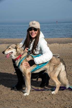 abb Simone Thomalla Teilnehmerin mit Hund am Strand bei 10.Jahre Baltic Lights 2026 Promi Charity Schlittenhunderennen zu Gunsten der Welthungerhilfe an der Ostsee zwischen der Seebruecke Ahlbeck und der Seebruecke Heringsdorf ,Samstag 07.03.2026 in Heringsdorf MV Deutschland