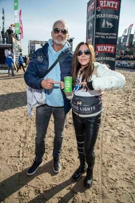abb Rene Marchand und Simone Thomalla mit Spendendose Teilnehmerin Freund am Strand bei 10.Jahre Baltic Lights 2026 Promi Charity Schlittenhunderennen zu Gunsten der Welthungerhilfe an der Ostsee zwischen der Seebruecke Ahlbeck und der Seebruecke Heringsdorf ,Samstag 07.03.2026 in Heringsdorf MV Deutschland