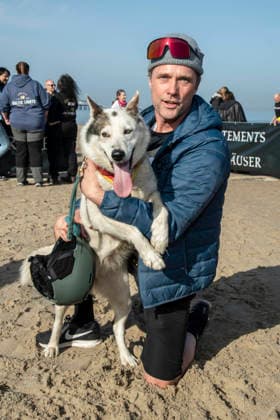 abb Matthias Schloo Teilnehmer mit Hund am Strand bei 10.Jahre Baltic Lights 2026 Promi Charity Schlittenhunderennen zu Gunsten der Welthungerhilfe an der Ostsee zwischen der Seebruecke Ahlbeck und der Seebruecke Heringsdorf ,Samstag 07.03.2026 in Heringsdorf MV Deutschland