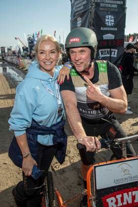 abb Gesine Lippert und Matthias Schloo Teilnehmer am Strand bei 10.Jahre Baltic Lights 2026 Promi Charity Schlittenhunderennen zu Gunsten der Welthungerhilfe an der Ostsee zwischen der Seebruecke Ahlbeck und der Seebruecke Heringsdorf ,Samstag 07.03.2026 in Heringsdorf MV Deutschland