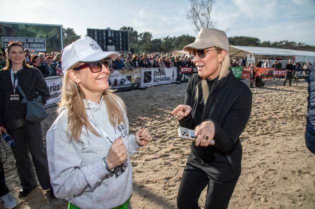 abb Tanja Lanaeus und Janine Kunze Teilnehmerinnen am Strand bei 10.Jahre Baltic Lights 2026 Promi Charity Schlittenhunderennen zu Gunsten der Welthungerhilfe an der Ostsee zwischen der Seebruecke Ahlbeck und der Seebruecke Heringsdorf ,Samstag 07.03.2026 in Heringsdorf MV Deutschland