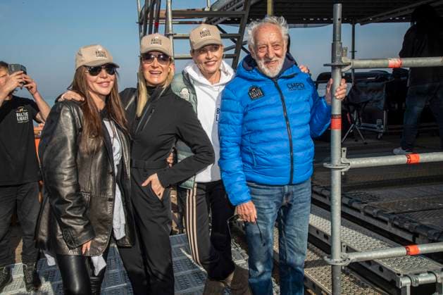 abb Simone Thomalla, Janine Kunze, Sanna Englund und Dieter Hallervorden Teilnehmer am Strand bei 10.Jahre Baltic Lights 2026 Promi Charity Schlittenhunderennen zu Gunsten der Welthungerhilfe an der Ostsee zwischen der Seebruecke Ahlbeck und der Seebruecke Heringsdorf ,Samstag 07.03.2026 in Heringsdorf MV Deutschland
