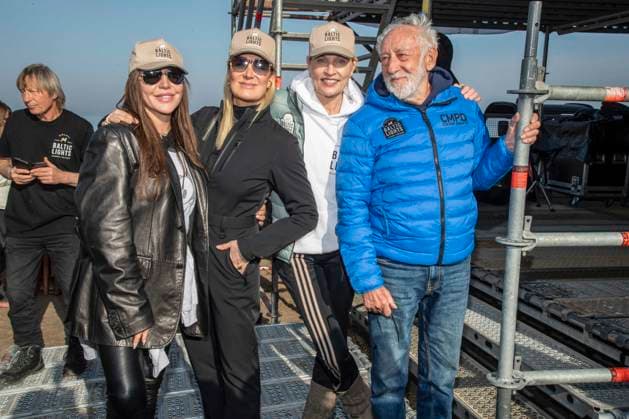 abb Simone Thomalla, Janine Kunze, Sanna Englund und Dieter Hallervorden Teilnehmer am Strand bei 10.Jahre Baltic Lights 2026 Promi Charity Schlittenhunderennen zu Gunsten der Welthungerhilfe an der Ostsee zwischen der Seebruecke Ahlbeck und der Seebruecke Heringsdorf ,Samstag 07.03.2026 in Heringsdorf MV Deutschland
