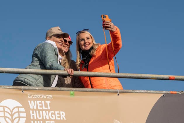 abb Sanna Englund und Anja Petzold Handy Foto Teilnehmer am Strand bei 10.Jahre Baltic Lights 2026 Promi Charity Schlittenhunderennen zu Gunsten der Welthungerhilfe an der Ostsee zwischen der Seebruecke Ahlbeck und der Seebruecke Heringsdorf ,Samstag 07.03.2026 in Heringsdorf MV Deutschland