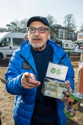 abb Wolfgang Stumph mit Sependenbox Sammelbuechse Teilnehmer am Strand bei 10.Jahre Baltic Lights 2026 Promi Charity Schlittenhunderennen zu Gunsten der Welthungerhilfe an der Ostsee zwischen der Seebruecke Ahlbeck und der Seebruecke Heringsdorf ,Samstag 07.03.2026 in Heringsdorf MV Deutschland
