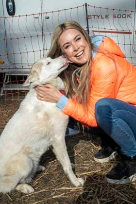 abb Nina Ensmann Teilnehmerin mit Hund am Strand bei 10.Jahre Baltic Lights 2026 Promi Charity Schlittenhunderennen zu Gunsten der Welthungerhilfe an der Ostsee zwischen der Seebruecke Ahlbeck und der Seebruecke Heringsdorf ,Samstag 07.03.2026 in Heringsdorf MV Deutschland