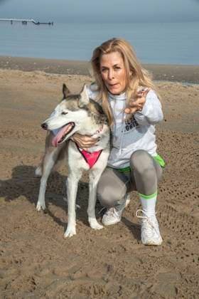 abb Tanja Lanaeus Teilnehmerin mit Hund am Strand bei 10.Jahre Baltic Lights 2026 Promi Charity Schlittenhunderennen zu Gunsten der Welthungerhilfe an der Ostsee zwischen der Seebruecke Ahlbeck und der Seebruecke Heringsdorf ,Samstag 07.03.2026 in Heringsdorf MV Deutschland