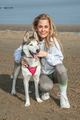abb Tanja Lanaeus Teilnehmerin mit Hund am Strand bei 10.Jahre Baltic Lights 2026 Promi Charity Schlittenhunderennen zu Gunsten der Welthungerhilfe an der Ostsee zwischen der Seebruecke Ahlbeck und der Seebruecke Heringsdorf ,Samstag 07.03.2026 in Heringsdorf MV Deutschland