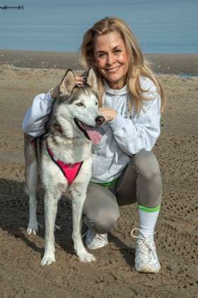 abb Tanja Lanaeus Teilnehmerin mit Hund am Strand bei 10.Jahre Baltic Lights 2026 Promi Charity Schlittenhunderennen zu Gunsten der Welthungerhilfe an der Ostsee zwischen der Seebruecke Ahlbeck und der Seebruecke Heringsdorf ,Samstag 07.03.2026 in Heringsdorf MV Deutschland