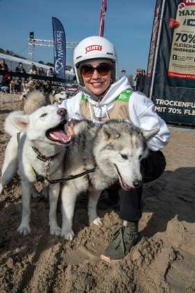 abb Gisa Zach Teilnehmerin mit Hund am Strand bei 10.Jahre Baltic Lights 2026 Promi Charity Schlittenhunderennen zu Gunsten der Welthungerhilfe an der Ostsee zwischen der Seebruecke Ahlbeck und der Seebruecke Heringsdorf ,Samstag 07.03.2026 in Heringsdorf MV Deutschland