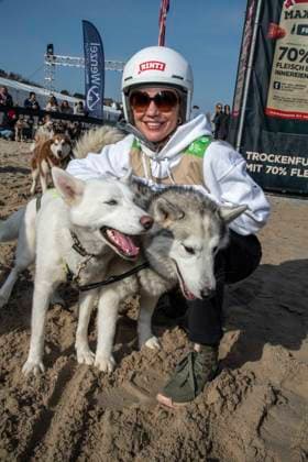 abb Gisa Zach Teilnehmerin mit Hund am Strand bei 10.Jahre Baltic Lights 2026 Promi Charity Schlittenhunderennen zu Gunsten der Welthungerhilfe an der Ostsee zwischen der Seebruecke Ahlbeck und der Seebruecke Heringsdorf ,Samstag 07.03.2026 in Heringsdorf MV Deutschland