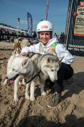 abb Gisa Zach Teilnehmerin mit Hund am Strand bei 10.Jahre Baltic Lights 2026 Promi Charity Schlittenhunderennen zu Gunsten der Welthungerhilfe an der Ostsee zwischen der Seebruecke Ahlbeck und der Seebruecke Heringsdorf ,Samstag 07.03.2026 in Heringsdorf MV Deutschland