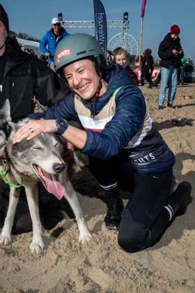 abb Seraphina Kalze Teilnehmerin mit Hund am Strand bei 10.Jahre Baltic Lights 2026 Promi Charity Schlittenhunderennen zu Gunsten der Welthungerhilfe an der Ostsee zwischen der Seebruecke Ahlbeck und der Seebruecke Heringsdorf ,Samstag 07.03.2026 in Heringsdorf MV Deutschland