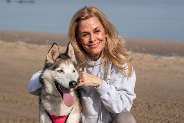 abb Tanja Lanaeus Teilnehmerin mit Hund am Strand bei 10.Jahre Baltic Lights 2026 Promi Charity Schlittenhunderennen zu Gunsten der Welthungerhilfe an der Ostsee zwischen der Seebruecke Ahlbeck und der Seebruecke Heringsdorf ,Samstag 07.03.2026 in Heringsdorf MV Deutschland