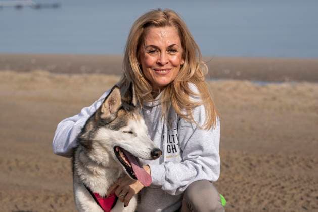 abb Tanja Lanaeus Teilnehmerin mit Hund am Strand bei 10.Jahre Baltic Lights 2026 Promi Charity Schlittenhunderennen zu Gunsten der Welthungerhilfe an der Ostsee zwischen der Seebruecke Ahlbeck und der Seebruecke Heringsdorf ,Samstag 07.03.2026 in Heringsdorf MV Deutschland