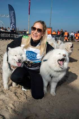 abb Janine Kunze Teilnehmerin mit Hund am Strand bei 10.Jahre Baltic Lights 2026 Promi Charity Schlittenhunderennen zu Gunsten der Welthungerhilfe an der Ostsee zwischen der Seebruecke Ahlbeck und der Seebruecke Heringsdorf ,Samstag 07.03.2026 in Heringsdorf MV Deutschland