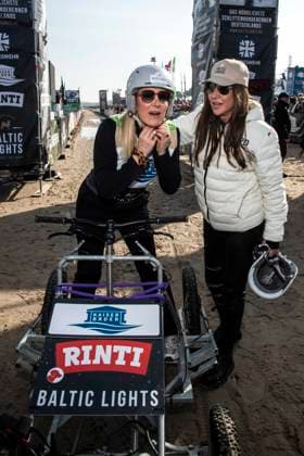 abb Janine Kunze und Simone Thomalla Teilnehmerinen am Strand bei 10.Jahre Baltic Lights 2026 Promi Charity Schlittenhunderennen zu Gunsten der Welthungerhilfe an der Ostsee zwischen der Seebruecke Ahlbeck und der Seebruecke Heringsdorf ,Samstag 07.03.2026 in Heringsdorf MV Deutschland