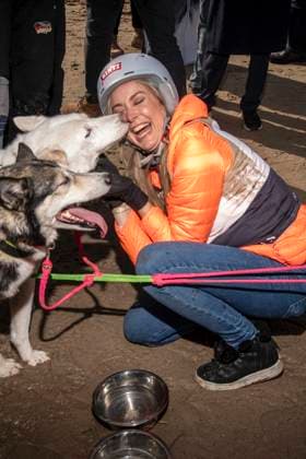 abb Nina Ensmann Teilnehmerin mit Hund am Strand bei 10.Jahre Baltic Lights 2026 Promi Charity Schlittenhunderennen zu Gunsten der Welthungerhilfe an der Ostsee zwischen der Seebruecke Ahlbeck und der Seebruecke Heringsdorf ,Samstag 07.03.2026 in Heringsdorf MV Deutschland