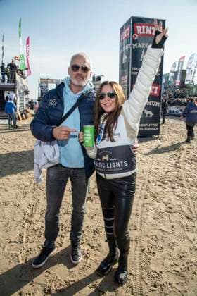 abb Rene Marchand und Simone Thomalla mit Spendendose Teilnehmerin Freund am Strand bei 10.Jahre Baltic Lights 2026 Promi Charity Schlittenhunderennen zu Gunsten der Welthungerhilfe an der Ostsee zwischen der Seebruecke Ahlbeck und der Seebruecke Heringsdorf ,Samstag 07.03.2026 in Heringsdorf MV Deutschland