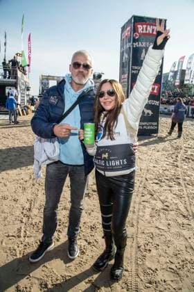 abb Rene Marchand und Simone Thomalla mit Spendendose Teilnehmerin Freund am Strand bei 10.Jahre Baltic Lights 2026 Promi Charity Schlittenhunderennen zu Gunsten der Welthungerhilfe an der Ostsee zwischen der Seebruecke Ahlbeck und der Seebruecke Heringsdorf ,Samstag 07.03.2026 in Heringsdorf MV Deutschland
