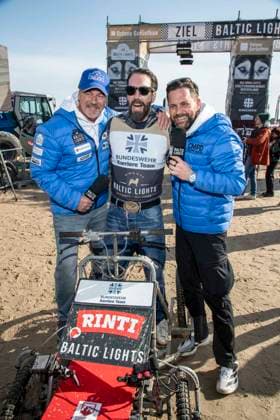 abb Till Demtroeder, Alec Voelkel und Matthias Killing Teilnehmer am Strand bei 10.Jahre Baltic Lights 2026 Promi Charity Schlittenhunderennen zu Gunsten der Welthungerhilfe an der Ostsee zwischen der Seebruecke Ahlbeck und der Seebruecke Heringsdorf ,Samstag 07.03.2026 in Heringsdorf MV Deutschland