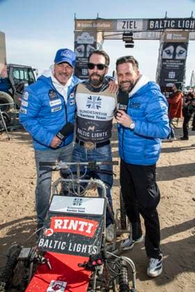 abb Till Demtroeder, Alec Voelkel und Matthias Killing Teilnehmer am Strand bei 10.Jahre Baltic Lights 2026 Promi Charity Schlittenhunderennen zu Gunsten der Welthungerhilfe an der Ostsee zwischen der Seebruecke Ahlbeck und der Seebruecke Heringsdorf ,Samstag 07.03.2026 in Heringsdorf MV Deutschland
