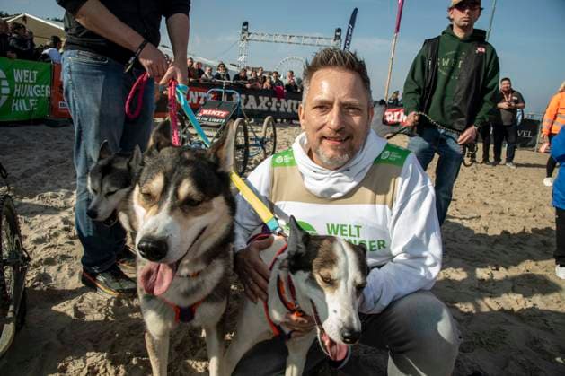 abb Lars Pape Teilnehmer mit Hund am Strand bei 10.Jahre Baltic Lights 2026 Promi Charity Schlittenhunderennen zu Gunsten der Welthungerhilfe an der Ostsee zwischen der Seebruecke Ahlbeck und der Seebruecke Heringsdorf ,Samstag 07.03.2026 in Heringsdorf MV Deutschland