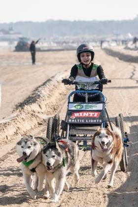 abb Amira Atalay Teilnehmerin mit Hunden am Strand bei 10.Jahre Baltic Lights 2026 Promi Charity Schlittenhunderennen zu Gunsten der Welthungerhilfe an der Ostsee zwischen der Seebruecke Ahlbeck und der Seebruecke Heringsdorf ,Samstag 07.03.2026 in Heringsdorf MV Deutschland