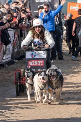 abb Simone Thomalla Teilnehmerin mit Hunden am Strand bei 10.Jahre Baltic Lights 2026 Promi Charity Schlittenhunderennen zu Gunsten der Welthungerhilfe an der Ostsee zwischen der Seebruecke Ahlbeck und der Seebruecke Heringsdorf ,Samstag 07.03.2026 in Heringsdorf MV Deutschland