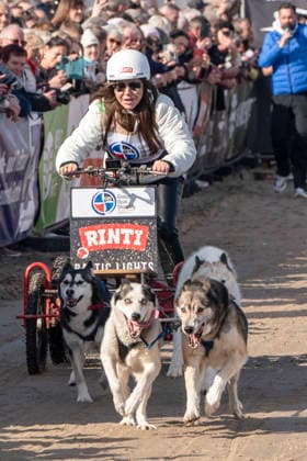 abb Simone Thomalla Teilnehmerin mit Hunden am Strand bei 10.Jahre Baltic Lights 2026 Promi Charity Schlittenhunderennen zu Gunsten der Welthungerhilfe an der Ostsee zwischen der Seebruecke Ahlbeck und der Seebruecke Heringsdorf ,Samstag 07.03.2026 in Heringsdorf MV Deutschland