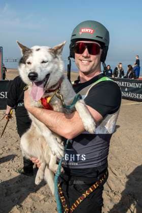 abb Matthias Schloo Teilnehmer mit Hund am Strand bei 10.Jahre Baltic Lights 2026 Promi Charity Schlittenhunderennen zu Gunsten der Welthungerhilfe an der Ostsee zwischen der Seebruecke Ahlbeck und der Seebruecke Heringsdorf ,Samstag 07.03.2026 in Heringsdorf MV Deutschland