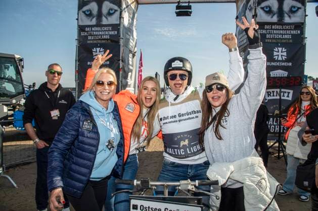 abb Gesine Lippert, Nina Ensmann, Wolfgang Lippert und Simone Thomalla Teilnehmer am Strand bei 10.Jahre Baltic Lights 2026 Promi Charity Schlittenhunderennen zu Gunsten der Welthungerhilfe an der Ostsee zwischen der Seebruecke Ahlbeck und der Seebruecke Heringsdorf ,Samstag 07.03.2026 in Heringsdorf MV Deutschland
