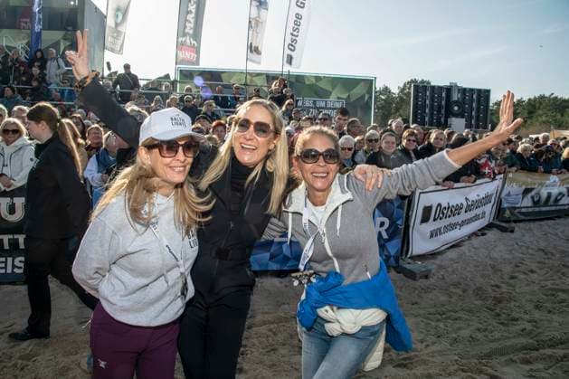 abb Tanja Lanaeus, Janine Kunze und Katja Woywood Teilnehmerinnen am Strand bei 10.Jahre Baltic Lights 2026 Promi Charity Schlittenhunderennen zu Gunsten der Welthungerhilfe an der Ostsee zwischen der Seebruecke Ahlbeck und der Seebruecke Heringsdorf ,Samstag 07.03.2026 in Heringsdorf MV Deutschland